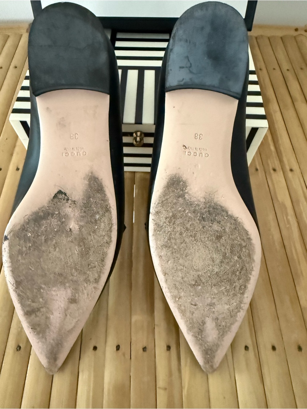 Gucci Black Leather Pointed Toe Logo Chain Flats - Authentic - Picture 5 of 7
